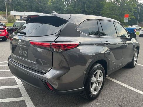 Used 2021 Toyota Highlander LE FWD image 5