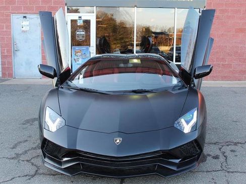 Used 2018 Lamborghini Aventador S image 11
