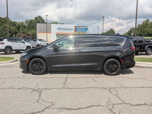 Used 2023 Chrysler Pacifica Touring-L FWD image 2