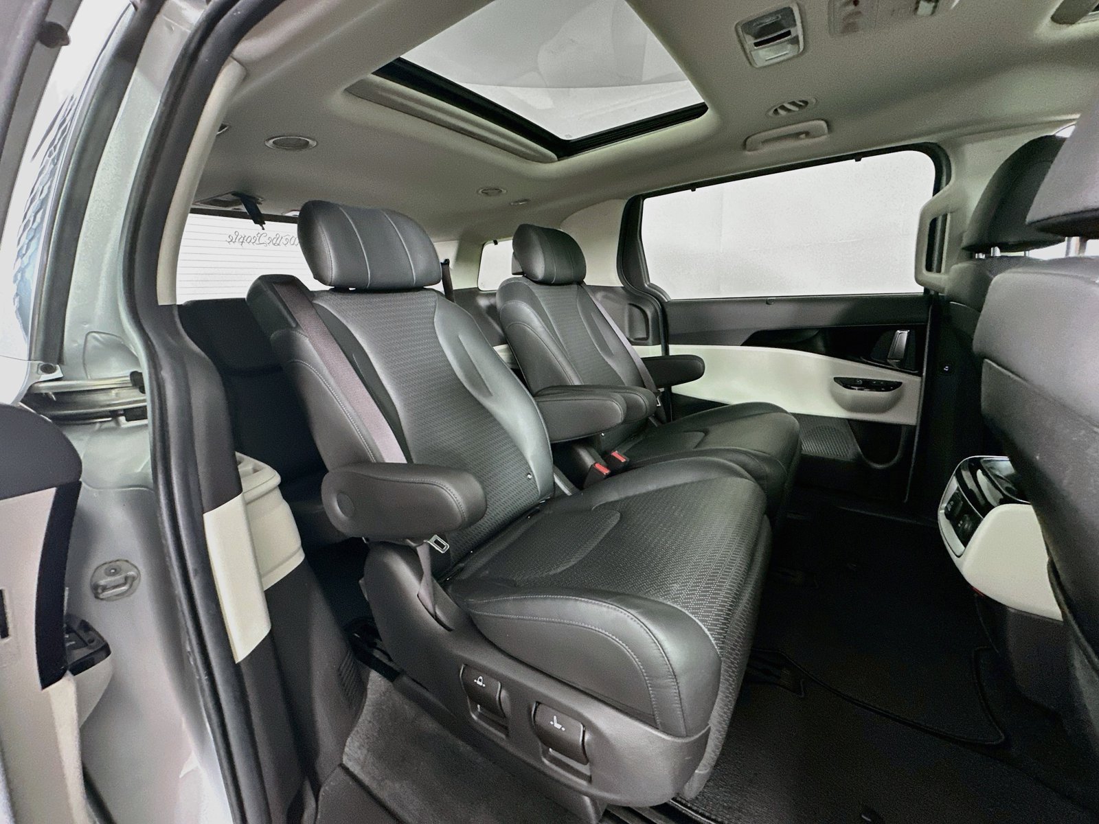 Used 2022 Kia Carnival SX FWD image 29