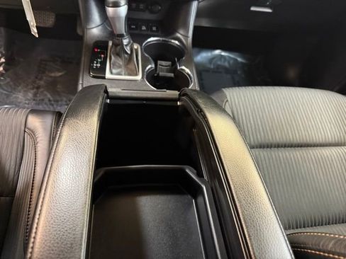 Used 2018 Toyota Highlander Plus w/ Carpet Mat Package (TMS) image 28