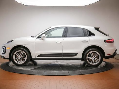 Certified 2022 Porsche Macan AWD/4WD image 2