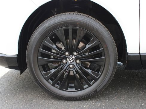 Used 2023 Toyota Venza Nightshade AWD/4WD image 11