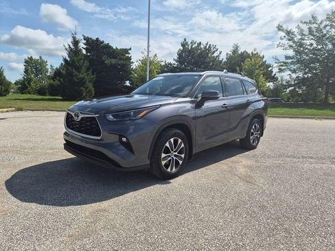 Used 2022 Toyota Highlander XLE AWD/4WD image 1