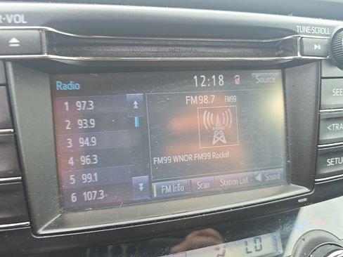 Used 2018 Toyota RAV4 XLE AWD/4WD image 18