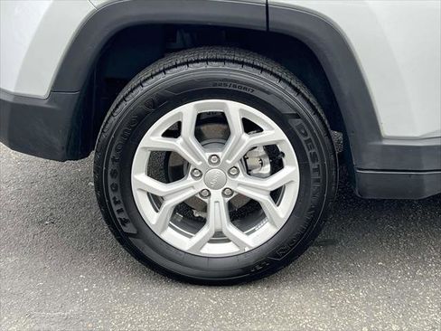 Used 2024 Jeep Compass Latitude image 8