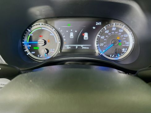 Used 2024 Toyota Highlander LE FWD image 19