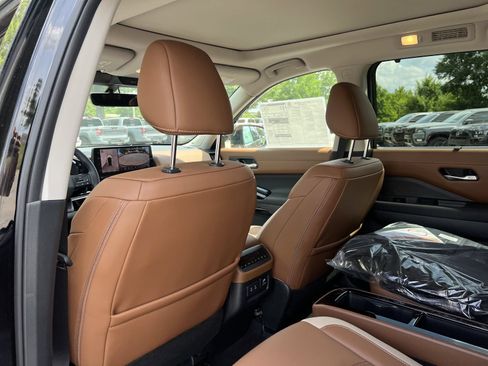 New 2026 Nissan Pathfinder Platinum FWD image 19
