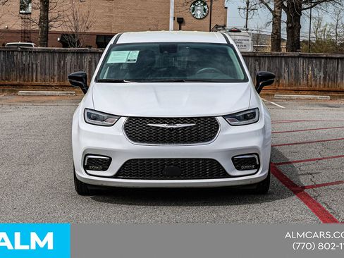 Used 2024 Chrysler Pacifica Touring-L FWD image 11