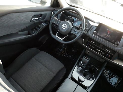 Used 2023 Nissan Rogue SV image 9