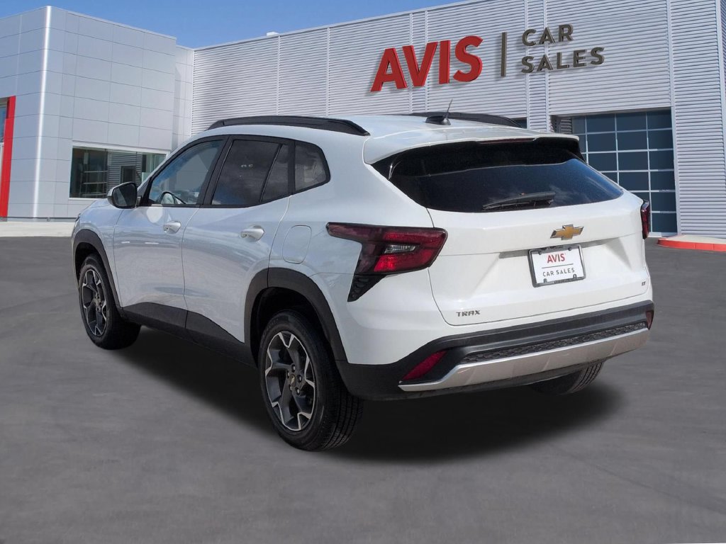 Used 2025 Chevrolet Trax LT w/ LT Convenience Package FWD image 9