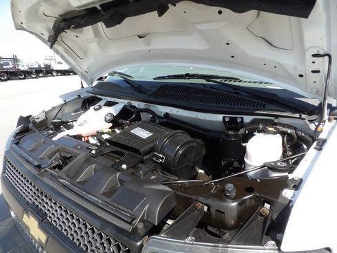 Used 2018 Chevrolet Express 3500 w/ Driver Convenience Package image 33