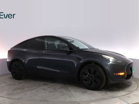 Used 2025 Tesla Model Y Long Range RWD image 14