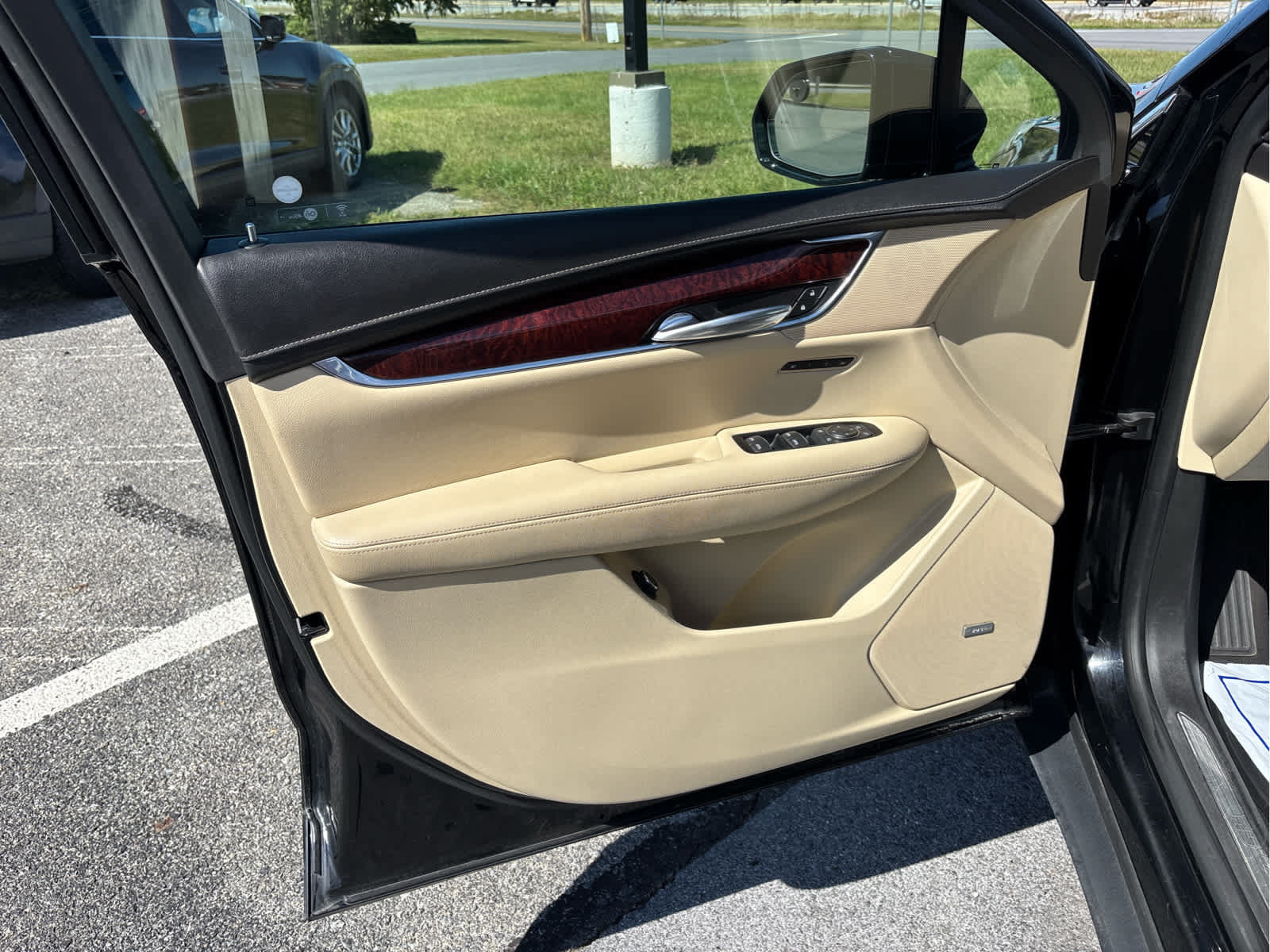 Used 2017 Cadillac XT5 Luxury w/ Driver Awareness Package AWD/4WD image 17