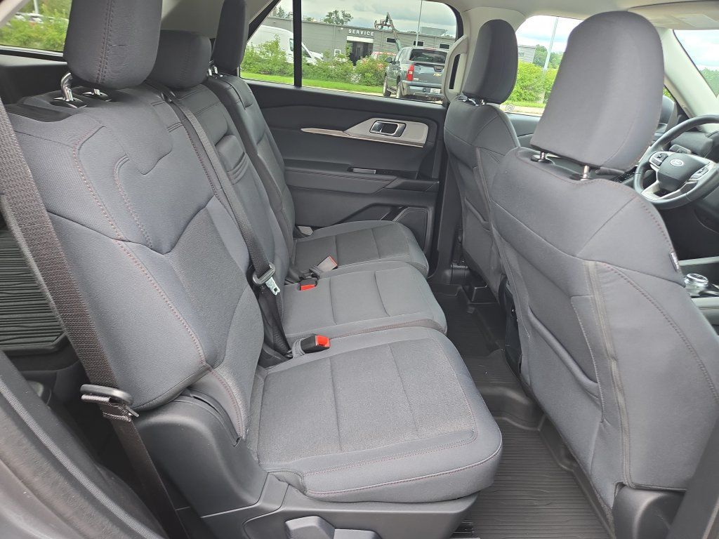 Used 2025 Ford Explorer Active AWD/4WD image 19