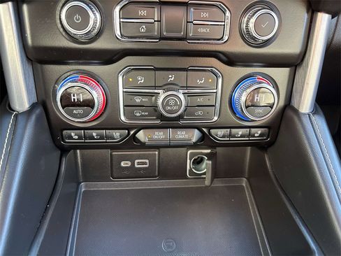 Used 2021 GMC Yukon XL SLT w/ SLT Premium Package image 30