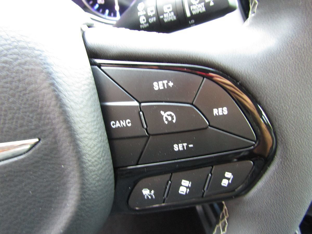Used 2025 Chrysler Pacifica Limited FWD image 8