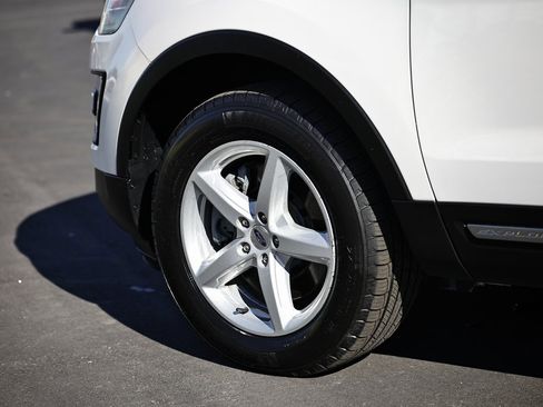 Used 2017 Ford Explorer XLT w/ Equipment Group 202A image 4