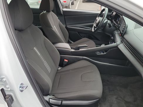 Certified 2025 Hyundai Elantra Sport image 18