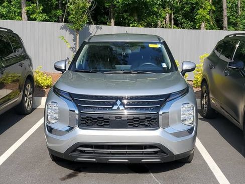Used 2022 Mitsubishi Outlander ES FWD image 2