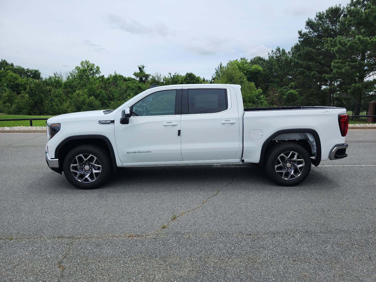 New 2026 GMC Sierra 1500 SLE AWD/4WD image 2
