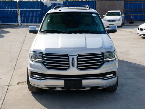Used 2017 Lincoln Navigator Select image 11