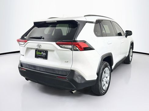 Used 2020 Toyota RAV4 LE FWD image 9