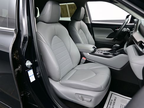Used 2022 Toyota Highlander XLE image 14