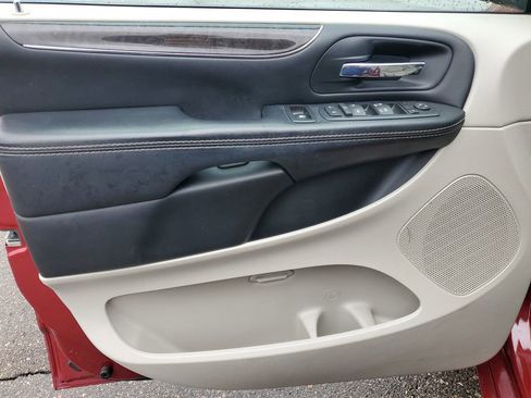Used 2016 Chrysler Town & Country Touring-L FWD image 21