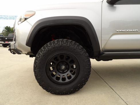 Used 2018 Toyota Tacoma TRD Off-Road image 7