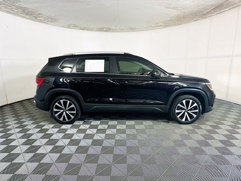 Used 2022 Volkswagen Taos SE FWD image 2