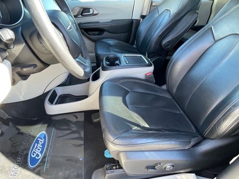 Used 2022 Chrysler Pacifica Touring-L image 16