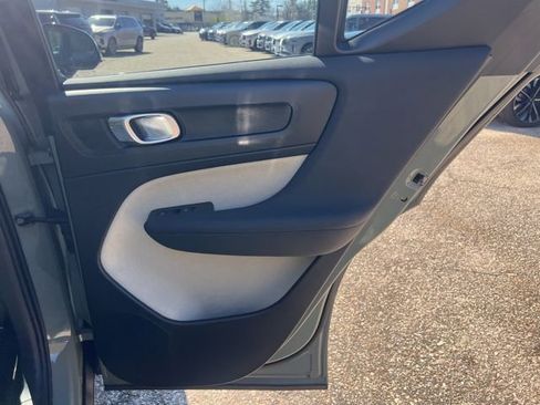 Used 2025 Volvo XC40 B5 Plus image 19