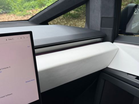 Used 2024 Tesla Cybertruck AWD Crew Cab image 32