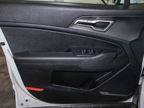 Used 2025 Kia Sportage LX image 10