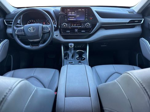 Used 2021 Toyota Highlander XLE image 17