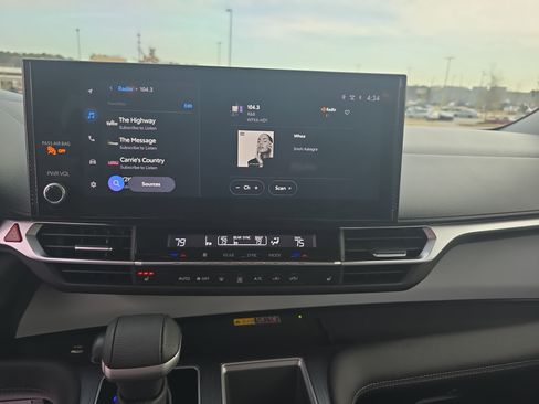 Used 2025 Toyota Sienna XLE image 19