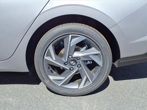 Certified 2025 Hyundai Elantra SEL image 6