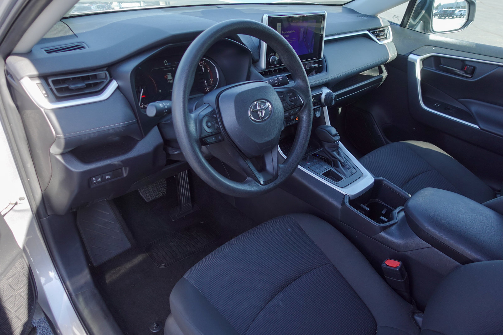 Used 2025 Toyota RAV4 LE AWD/4WD image 9