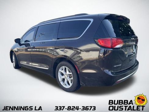 Used 2017 Chrysler Pacifica Touring-L w/ Tire & Wheel Group FWD image 7