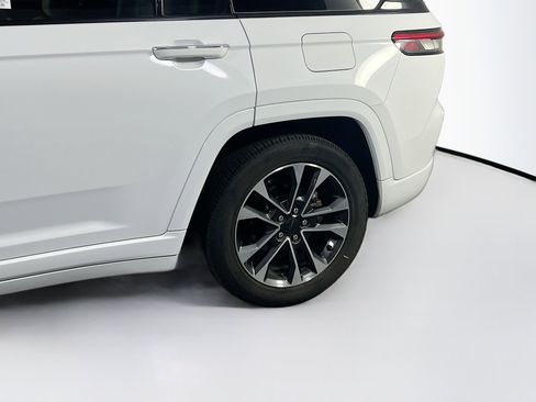 Used 2022 Jeep Grand Cherokee Overland AWD/4WD image 31