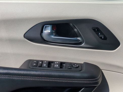 Used 2023 Chrysler Pacifica Touring-L FWD image 22