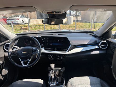 Used 2025 Chevrolet Trax LT w/ LT Convenience Package image 32