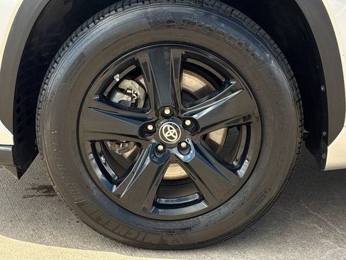 Used 2024 Toyota Highlander LE FWD image 29