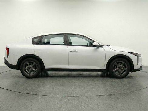 Used 2025 Kia K4 LXS image 9