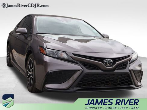 Used 2022 Toyota Camry SE image 6