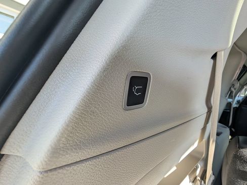 Used 2024 Chrysler Pacifica Touring-L FWD image 46