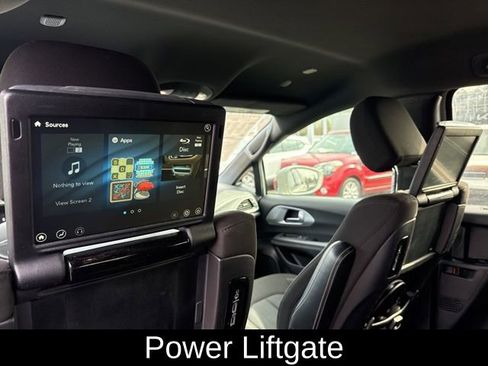 Used 2021 Chrysler Pacifica Touring w/ Uconnect Theater Family Group image 18