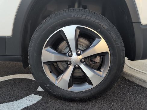 Used 2022 Jeep Cherokee Limited image 9