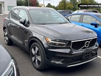 Used 2019 Volvo XC40 T5 Momentum image 1